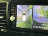 車両後方の映像に加え、車両を上から見た周囲の映像も画面で確認できます。駐車時に後方や周辺の状況を把握しやすく、目視確認と合わせて日常の駐車操作をサポートします。
