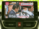 大きく見やすい画面で、ニュース番組の映像や字幕を確認できます。停車中の待ち時間などに映像を楽しめる装備で、車内での過ごし方の幅が広がります。