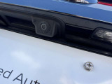 ●バックカメラ『駐車や後方の視界をサポートするための重要な機能です。多くのモデルに標準装備またはオプションとして搭載、リアバンパーに取り付けられたカメラが後方の映像を車内のディスプレイに表示します』