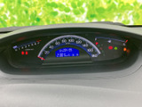速度や各種表示を運転席前方で確認でき、必要な情報をひと目で把握しやすいレイアウトです。中央の表示も見やすく、走行中の確認をスムーズに行えます。