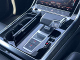 Audiのシフトレバーは、高級感と先進技術を反映したデザインが特徴です。オートマチックトランスミッションやデュアルクラッチトランスミッション(Sトロニック)を採用しております。