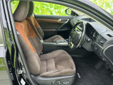 運転席は前方を見渡しやすい配置で、シートに腰掛けた際も各部へ手が届きやすい空間です。落ち着いた色合いの座席と清潔感のある足元で、毎日の移動も快適に過ごせます。