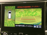 後方映像に加えて車両周辺を俯瞰する表示もあり、駐車時に周囲の状況を確認する目安になります。画面のガイド表示も参考にしながら、実際の安全確認を行える便利な装備です。