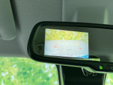 後方の映像をルームミラー内の画面で確認でき、駐車時の後ろの様子を把握するのに役立ちます。ガイド表示も備わり、車庫入れや縦列駐車の際に便利です。