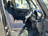 前席は視界が開けており、運転席から周囲を確認しやすいレイアウトです。シートと足元にもゆとりがあり、毎日の移動を落ち着いて過ごせる空間に仕上がっています。
