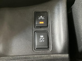 運転席から手の届きやすい位置にスイッチを配置。必要な装備の設定を行う際に確認しやすく、表示も見分けやすいため、日常の運転をサポートします。
