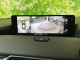 後方の映像に加えて周囲の様子も画面で確認でき、駐車時の状況把握に役立ちます。ガイド表示も備わり、車庫入れや狭い場所での取り回しをサポートします。