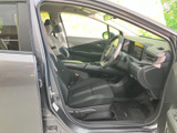 運転席まわりは前方の視界が広く、着座した際にも周囲を見渡しやすい印象です。シートや足元は落ち着いた色調でまとまり、日々の乗り降りにもなじみます。