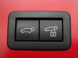 パワーバックドアを装備しています。バックドアを運転席からも開閉できます、便利ですよ。