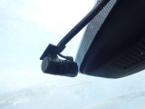 あおり運転対策や予期せぬトラブルへの備えとして心強い前後ドライブレコーダー。走行中の映像をしっかりと記録し、ドライバーと同乗者の安全を見守ります。購入後すぐに安心してドライブを楽しめる人気の装備です。