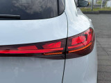 Audiのテールライトは、スタイリッシュで洗練されたデザインが特徴で、多くのモデルでLEDテールライトを採用しております。また、テールライトには動的ウィンカー機能が搭載されているモデルもあります。