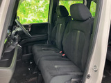 前席は視界を確保しやすい着座位置で、運転席と助手席それぞれにヘッドレストを備えています。座面にはほどよい厚みがあり、日々の通勤や長めの移動でも落ち着いて過ごせる室内です。