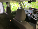 前席の背もたれ越しに、運転席まわりまで見渡せる室内です。窓から光が入り、シートやドア内側も落ち着いた色合いでまとまっていて、乗車時の雰囲気が伝わります。