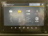 【ディスプレイオーディオ】 ラジオの視聴やBluetooth接続による音楽鑑賞やハンズフリー通話、バックアイカメラ表示などの多彩な機能が利用できます。