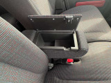 運転席ひじ掛けが収納になっています