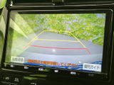 車両後方の映像にガイド線が表示され、駐車時の周囲確認をサポート。画面上の案内を見ながら車両の位置を把握でき、駐車場での操作に役立ちます。