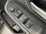 全席に電動パワーウインドウを装備。乗員それぞれが快適に操作できます。