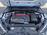 Audiはターボチャージャー付きの直噴エンジンでこちらのモデルは直列5気筒エンジンでございます。強力な出力と優れた燃費を両立させています。