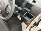 運転席にはドリンクホルダー完備!収納スペースもあって使い勝手良し!!