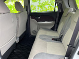 後席は左右にゆったり座れるベンチタイプで、明るいシートが車内を開放的に感じさせます。窓から光も入り、同乗者がくつろぎやすい空間です。