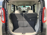 後方から室内を見渡せる広い荷室スペース。シートを起こした状態でも、荷物の積み降ろしに使いやすい開口部と、すっきりした空間が広がります。