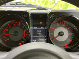 視認しやすい目盛りと中央の表示部を備え、運転中に必要な情報を確認しやすい配置です。各計器の表示がまとまり、日々の運転をサポートします。