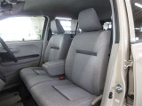 アームレストが付いたベンチシート。運転席は6ウェイ、助手席は4ウェイの調整が可能です。