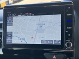 地図上に周辺道路や施設名が表示され、目的地までの道順を確認しやすい画面です。拡大縮小などの操作も画面上から行え、初めての場所へのお出かけにも活用できます。