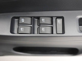 パワーウィンドウのスイッチです。 運転席に居ながら助手席の窓を開け閉めできるので便利ですよ。 ロック機能も付いてるので子供がイタズラして窓を開けるという事もできなくできますよ。