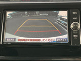 後方の映像に加えてガイド線が表示され、駐車時に車両後方の位置関係を確認する目安になります。周囲を直接確認しながら活用でき、車庫入れや後退時の補助に便利です。
