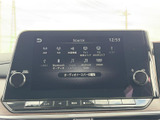 AM・FMに加え、BluetoothやUSBなど複数の音源が画面に並びます。使いたい項目を一覧から確認できるため、音楽やラジオを楽しむ際にも選択しやすく、日常の移動時間を快適に彩ります。