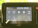 テレビやラジオ、ディスク、Bluetoothなどの選択項目が画面に並び、使いたい音源を選びやすい構成です。必要なメニューを見つけやすく、日々の移動中も音楽を楽しめます。