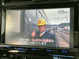 画面でテレビ番組を楽しめる装備を備えています。目的地での休憩中など、停車時のひとときに映像を視聴でき、車内で過ごす時間の楽しみ方を広げてくれます。