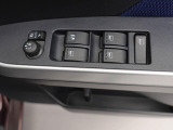 パワーウィンドウのスイッチです。 運転席に居ながら助手席の窓を開け閉めできるので便利ですよ。 ロック機能も付いてるので子供がイタズラして窓を開けるという事もできなくできますよ。
