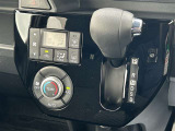 オートエアコンで車内快適♪ご希望の温度に設定すれば風向きや風量を自動で調整してくれますよ!