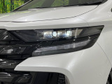 【LEDヘッドライト】悪天候や夜間走行時も良好な視界を確保し安心して運転できる高輝度LEDヘッドライトを装備!点灯速度が早く、消費電力も抑えられています。