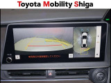 後方確認に便利なバックモニタ-を装備しています。天井から映したように見えるパノラミックビューモニター機能付きです。