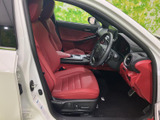 赤系のシートが室内に華やかな印象を添え、運転席からは前方を見渡しやすいレイアウトです。座面や背もたれの形状にも注目。乗り込む際の雰囲気をぜひご覧ください。