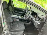 運転席まわりは前方の視界が広く、座ったまま周囲を見渡しやすい配置です。シートは身体を支える形状で、落ち着いた色合いの空間が日々の移動を心地よくサポートします。
