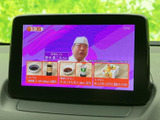 テレビ番組を画面で視聴できる装備です。停車中の休憩時間にも映像を楽しめるため、車内で過ごすひとときの選択肢が広がります。視聴の際は安全な場所に停車してください。