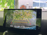 後方の映像にガイドラインが表示され、駐車時に車両と周囲との位置関係を確認する際に役立ちます。画面上で目安を把握しやすく、バックでの駐車をサポートする装備です。
