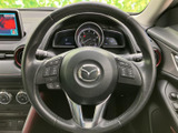 ステアリング上に複数のスイッチを備え、運転姿勢を保ったまま各種機能を操作しやすい構成です。メーターや周辺装備との位置関係も分かりやすく、日常の運転をサポートします。