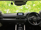 運転席から前方を見渡しやすいレイアウトで、視界を確保しやすい印象です。メーターや画面も目に入りやすく、落ち着いた色合いの室内で日々の移動を快適に過ごせます。