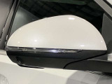 ウィンカー内蔵ドアミラーを開発したのは『メルセデス・ベンツ』です。他車からの視認性が高まり、事故の可能性を低減させています。更に、点灯部分はドライバーの視界に入らないように設計されています。