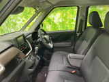 前席は視界が開けており、運転席と助手席のどちらからも周囲を見渡しやすい室内です。シートにはアームレストも備わり、落ち着いて過ごせる配置になっています。