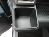 カップホルダーは運転席や助手席からちょうど手の届く位置です!!