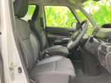 前席は運転席と助手席が並び、着座時には前方や左右の窓から周囲を確認できます。シートには柄の異なる生地が使われ、落ち着いた色合いでまとめられています。