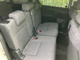 後席にはゆとりを感じさせるベンチシートを備え、左右それぞれにヘッドレストを配置しています。窓から外の景色も楽しめるため、ご家族や同乗者にも快適な空間です。