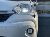 【LEDヘッドライト】悪天候や夜間走行時も良好な視界を確保し安心して運転できる高輝度LEDヘッドライトを装備!点灯速度が早く、消費電力も抑えられています。