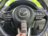 手元にはオーディオや表示切替などのスイッチがまとまり、視線を大きく移さず操作しやすい構成です。走行中も手元で扱える装備が充実し、日常の運転をサポートします。